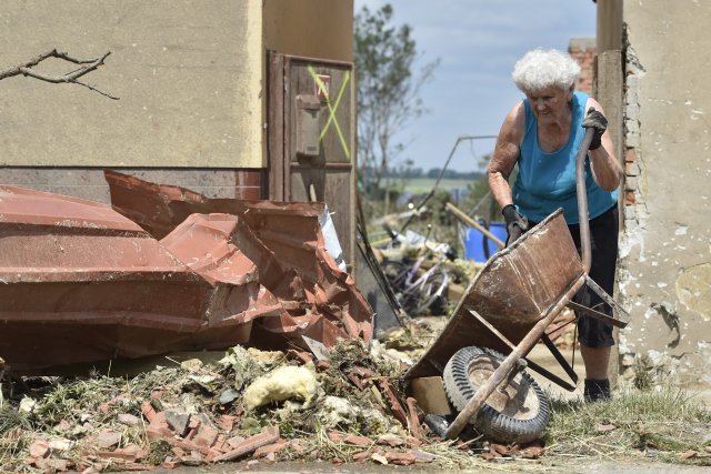 Bohumila Kučerová (87) odklízí hned po tornádu trosky svého domu, bohužel nešel zachránit. Musel se zbourat.
