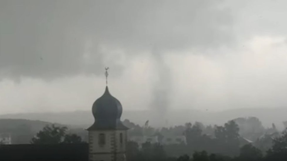 Tornádo způsobilo na jihozápadu Lucemburska značnou spoušť (9. 8. 2019)