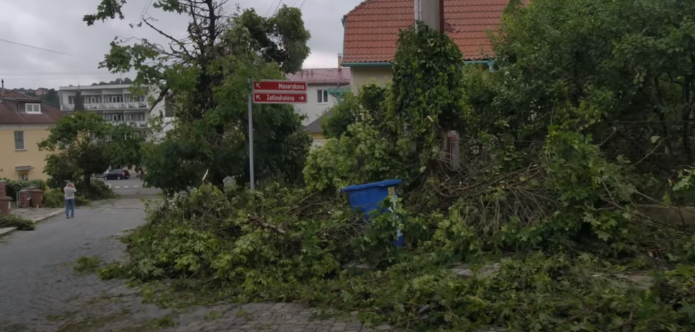 Tornádo zpustošilo i Luhačovice na Zlínsku.