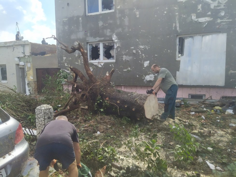 Červnové tornádo těžce poškodilo Lužice, Mikulčice, Moravskou Novou Ves, Hrušky a Hodonín.