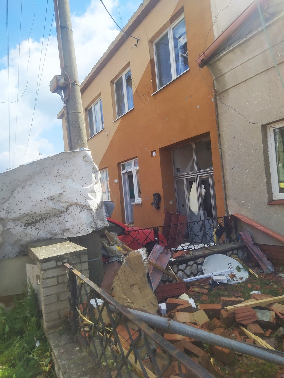 Červnové tornádo těžce poškodilo Lužice, Mikulčice, Moravskou Novou ves, Hrušky a Hodonín.