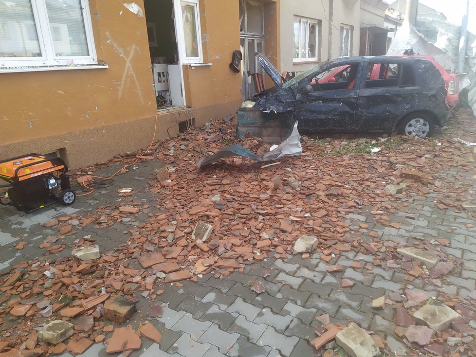 Červnové tornádo těžce poškodilo Lužice, Mikulčice, Moravskou Novou Ves, Hrušky a Hodonín.