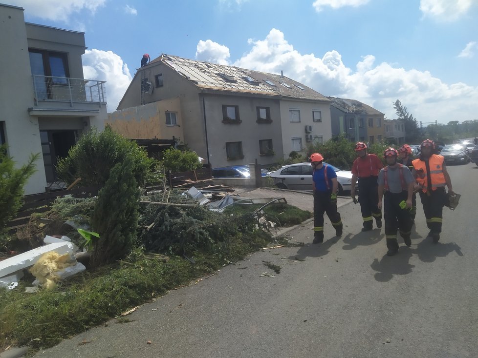 Červnové tornádo těžce poškodilo Lužice, Mikulčice, Moravskou Novou ves, Hrušky a Hodonín.