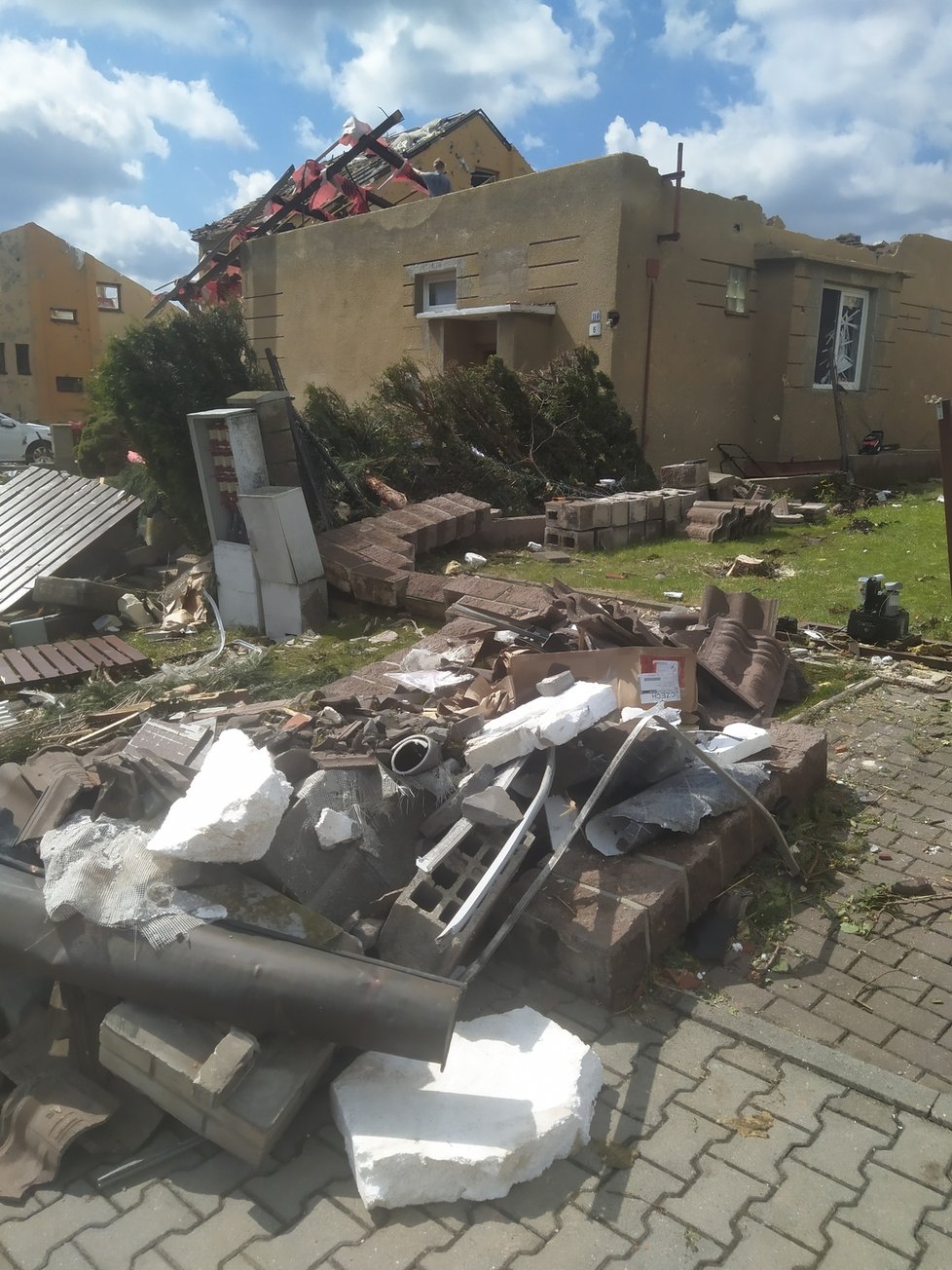 Červnové tornádo těžce poškodilo Lužice, Mikulčice, Moravskou Novou ves, Hrušky a Hodonín.