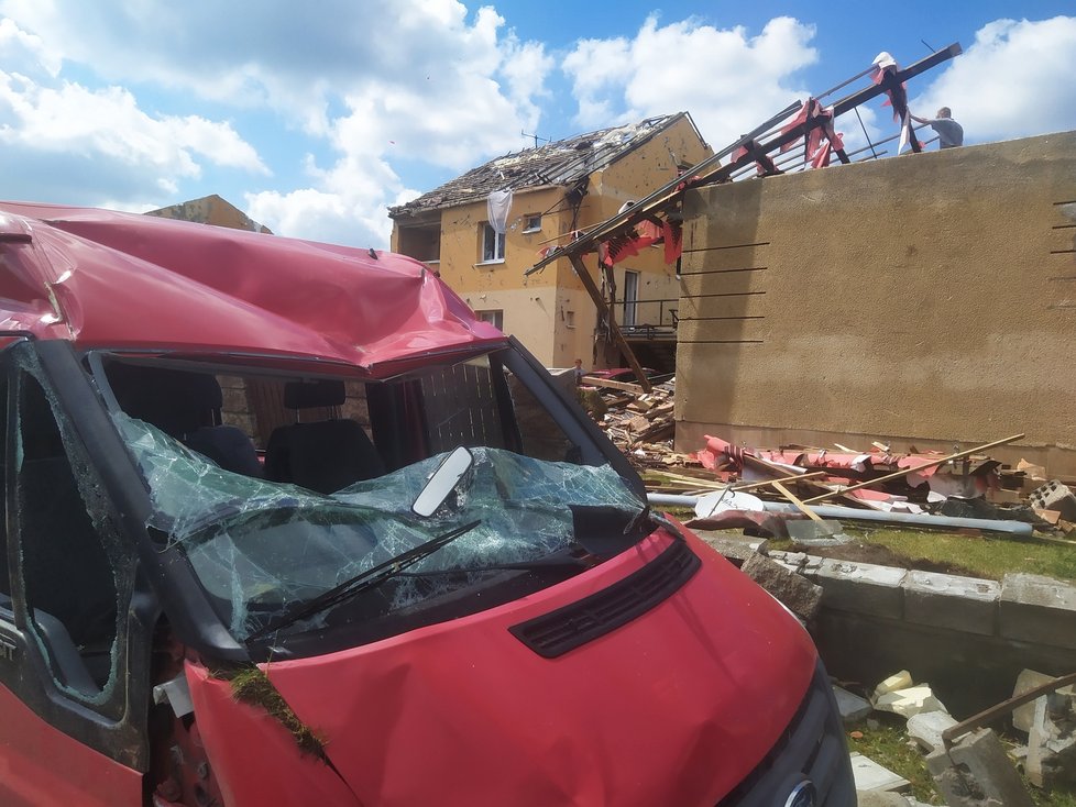 Červnové tornádo těžce poškodilo Lužice, Mikulčice, Moravskou Novou Ves, Hrušky a Hodonín.