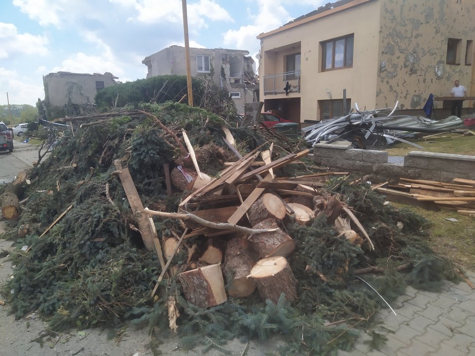 Červnové tornádo těžce poškodilo Lužice, Mikulčice, Moravskou Novou ves, Hrušky a Hodonín.