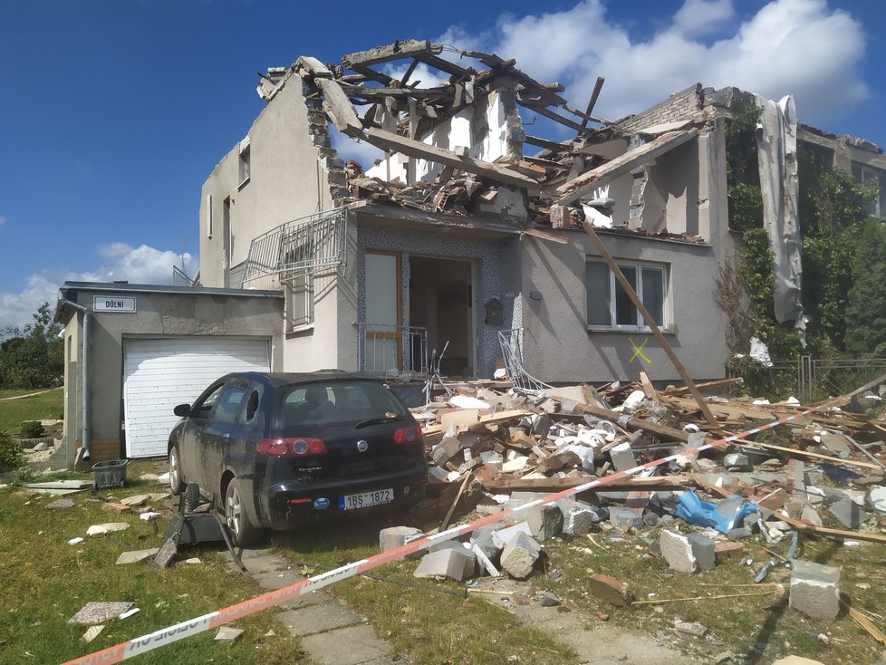 Červnové tornádo těžce poškodilo Lužice, Mikulčice, Moravskou Novou ves, Hrušky a Hodonín.