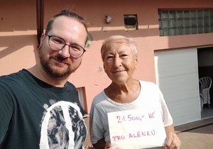 Pro paní Alenu (80) připravil její soused Alexander Kovalev nečekané překvapení.  Předal jí výtěžek z benefičního koncertu metalových kapel.