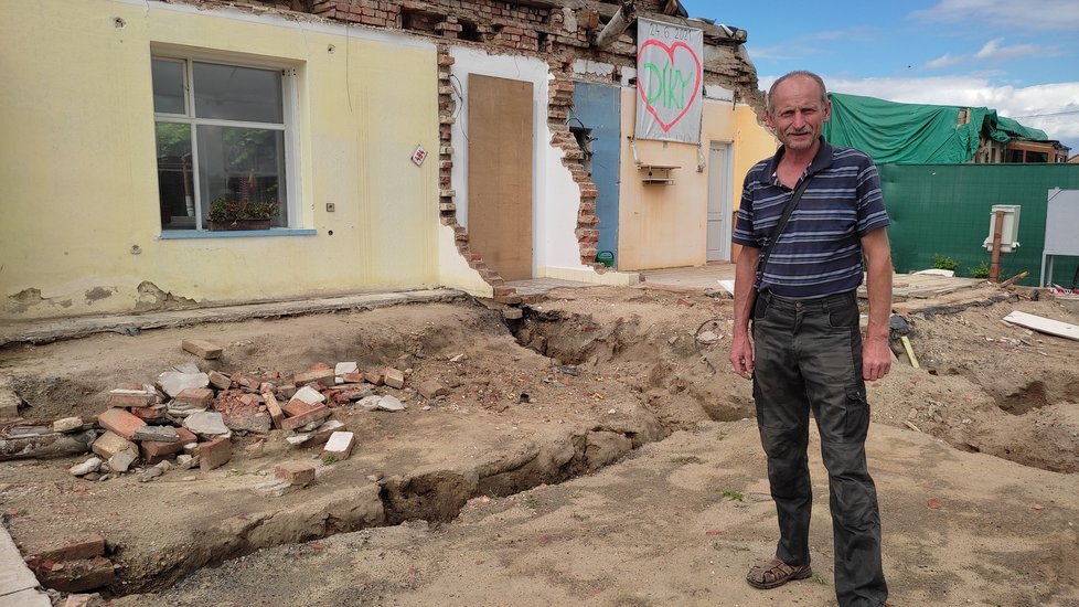 Vít Pavka (57) z Mikulčic pár měsíců po tornádu. Rodinný dům chce ho obnovit, do té doby musí přebývat ve vinném sklípku.