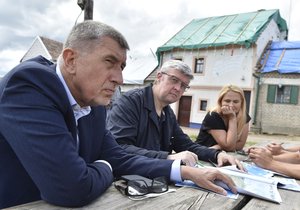 Na snímku jsou (zleva) premiér Andrej Babiš a ministr dopravy a průmyslu a obchodu Karel Havlíček při jednání s vinaři 2. července 2021 v Mikulčicích.