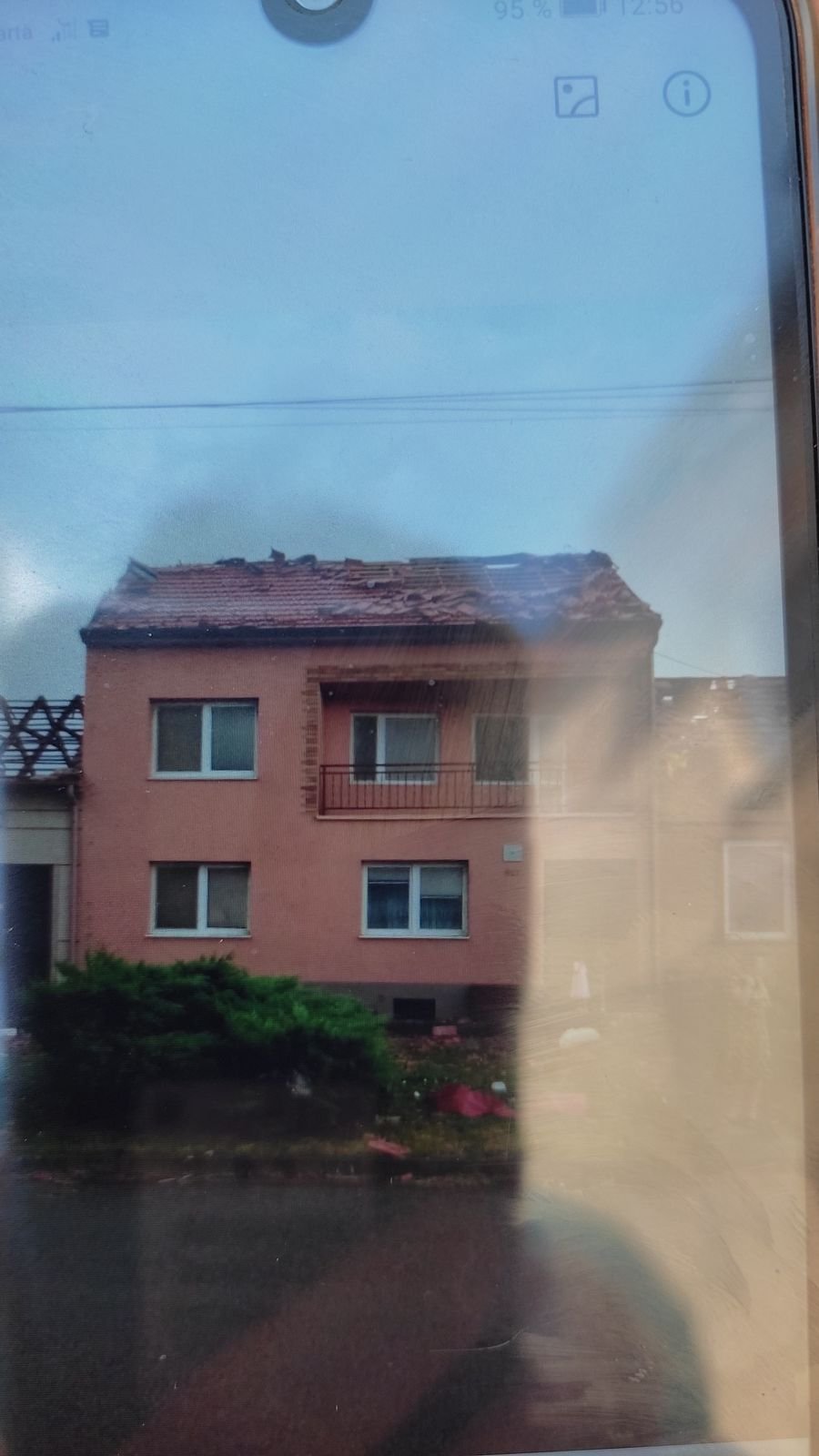 Takto vypadal dům Kosových v Moravské Nové Vsi krátce po řádění tornáda.