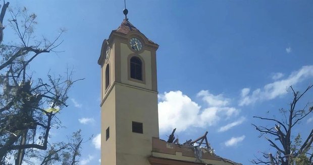 Kostel svatého Jakuba Staršího den po útoku tornáda. Čas na věžních hodinách se zastavil na 19.27 hod.