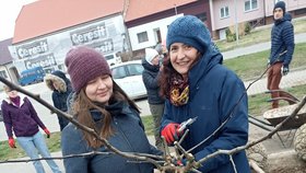 Mezi dobrovolníky nechyběla ani Viola Helwig z německého Witzenhausenu (vpravo).