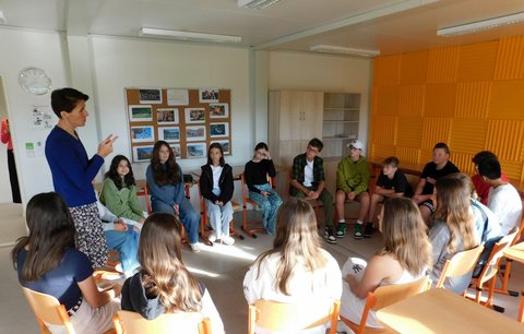 Děti v Moravské Nové Vsi zahájily vyučování v kontejneru: Tornádem poničená škola jde do oprav