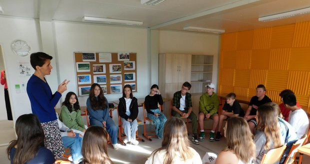 Děti v Moravské Nové Vsi zahájily vyučování v kontejneru: Tornádem poničená škola jde do oprav