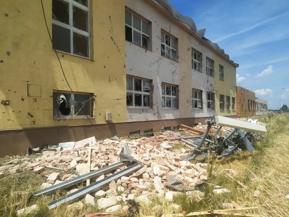 Hlavní školní budova v Moravské Nové Vsi po útoku tornáda 24. června 2021. Nyní se dočká kompletní opravy za 41 milionů.