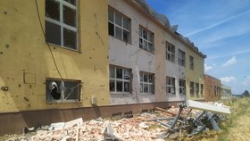 Tornádo poničilo také dvě školní budovy v Moravské Nové Vsi. Část školáků se v pondělí 6. září do jedné z nich vrátila, zbytek dojíždí do okolí.