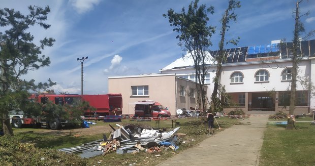 Tornádo poničilo také dvě školní budovy v Moravské Nové Vsi. Část školáků se v pondělí 6. září do jedné z nich vrátila, zbytek dojíždí do okolí.