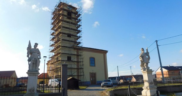 Oprava kostela poničeného tornádem přijde podle posledních odhadů na 21 milionů korun. Pohled na svatostánek 6 měsíců po útoku živlu.