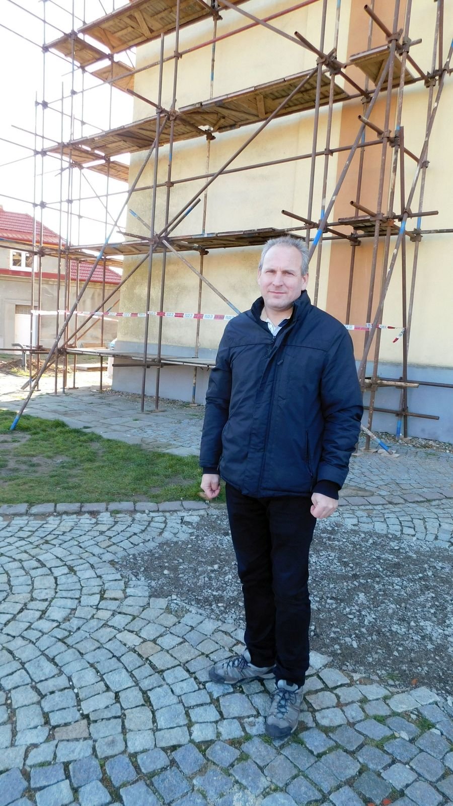 Farář Marián Kalina věří, že v lednu začne obnova zničeného krovu kostela.