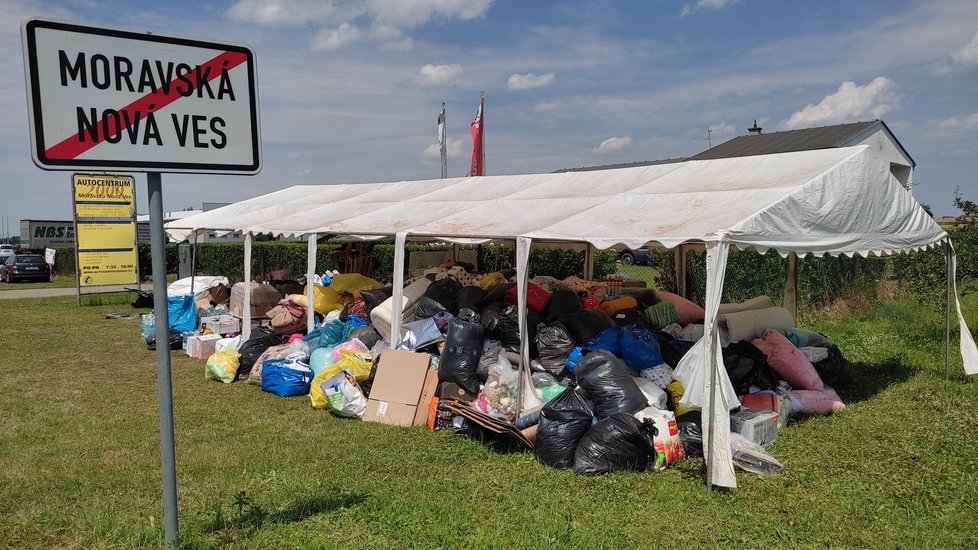 Na okraji Moravské Nové Vsi je provizorní sklad humanitární pomoci určené postiženým obyvatelům tornádem.