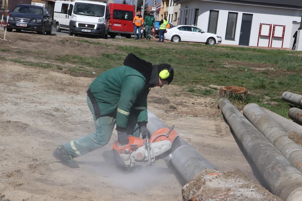 Pracovníci EG.D rozřezávají poslední provizorní sloupy, které v Hruškách umístili po ničivém tornádu v červnu 2021.
