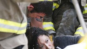 Záchranáři mají s vyprošťováním lidí plné ruce práce