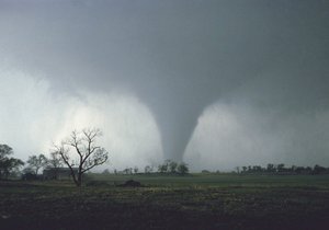 Německo ve středu zasáhlo silné tornádo, trhalo střechy a zranilo minimálně dva lidi (ilustrační foto)