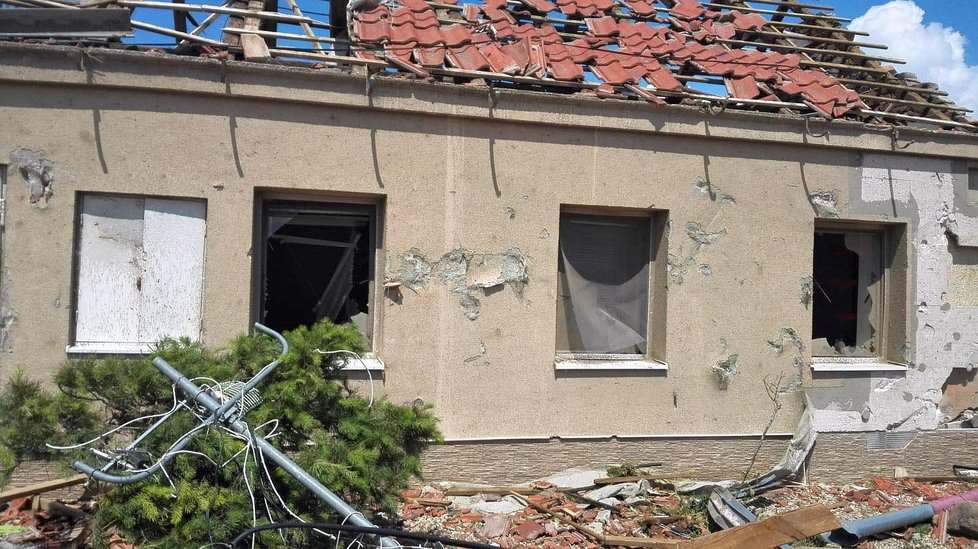 Z domu, kde Tomáš Omasta (27) z Hrušek prožil dětství, zbyla ruina. S odklízením pomáhají rodině vojáci.