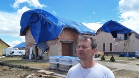 Pavel Číž (53) u svého domu týden po ničivém tornádu. Je odhodlán vybudovat si nový.