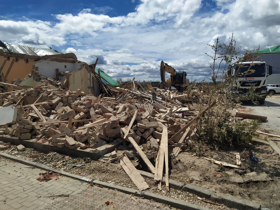 Týden po tornádu se v obcích zasažených tornádem udělal ohromný kus práce.