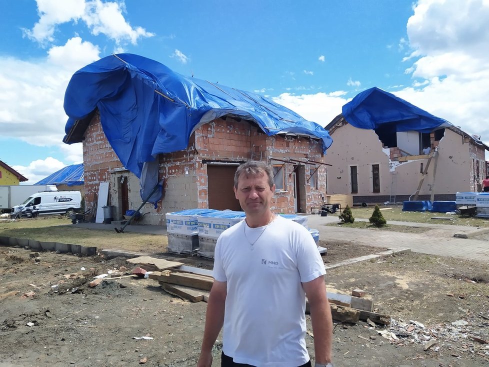 Pavel Číž (53) u svého domu týden po ničivém tornádu. Je odhodlán vybudovat si nový.