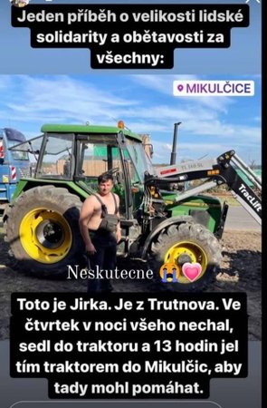 Pan Jiří jel do Mikulčic na traktoru 13 hodin, aby mohl pomáhat