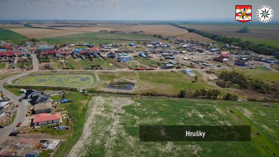 Policisté letěli tři týdny po ničivém tornádu ve vrtulníku a zmapovali celou jeho trasu.