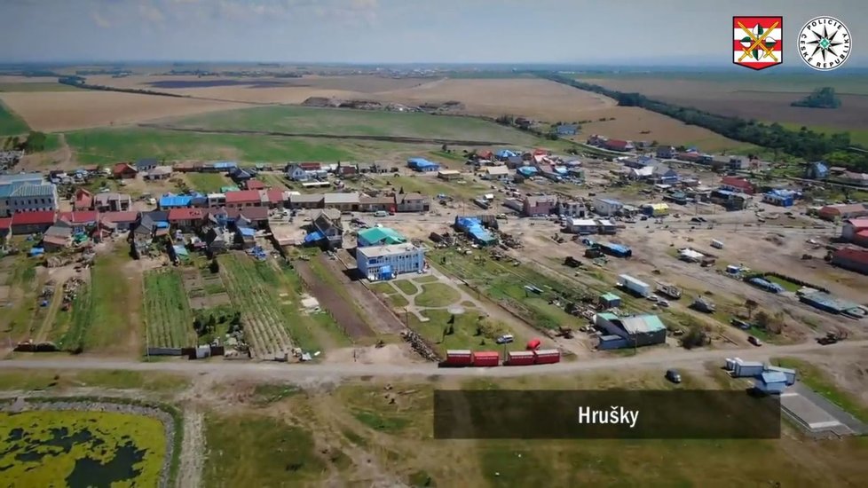 Policisté letěli tři týdny po ničivém tornádu ve vrtulníku a zmapovali celou jeho trasu.