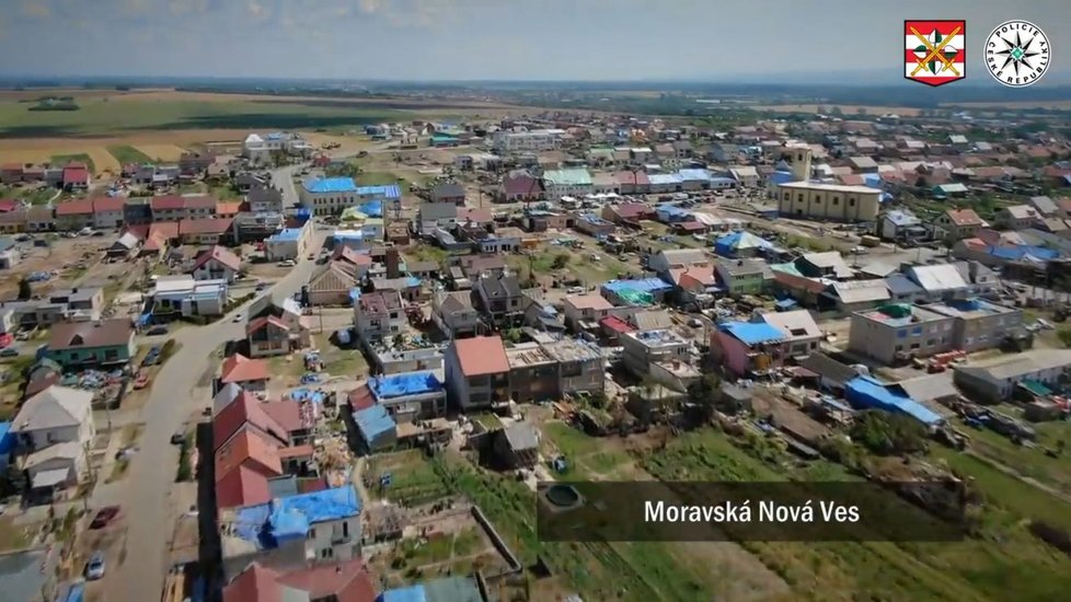 Policisté letěli tři týdny po ničivém tornádu ve vrtulníku a zmapovali celou jeho trasu.