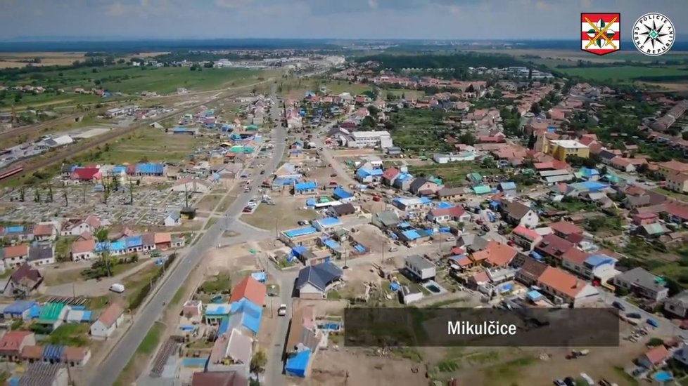 Policisté letěli tři týdny po ničivém tornádu ve vrtulníku a zmapovali celou jeho trasu.