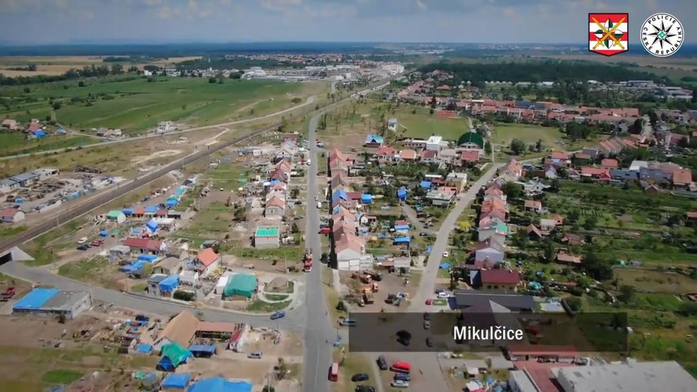 Policisté letěli tři týdny po ničivém tornádu ve vrtulníku a zmapovali celou jeho trasu.