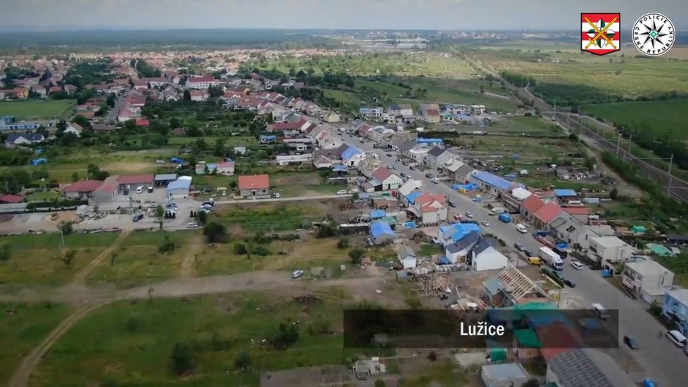 Policisté letěli tři týdny po ničivém tornádu ve vrtulníku a zmapovali celou jeho trasu.