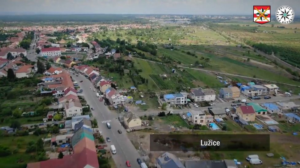 Policisté letěli tři týdny po ničivém tornádu ve vrtulníku a zmapovali celou jeho trasu.