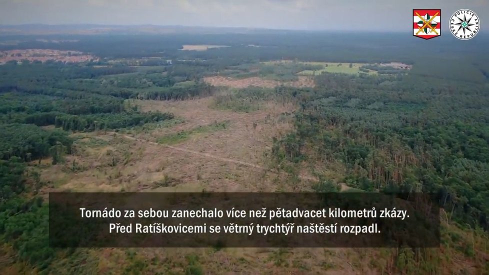 Policisté letěli tři týdny po ničivém tornádu ve vrtulníku a zmapovali celou jeho trasu.