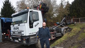 Lukáš u svého kontejnerového vozu Iveco s „rukou“, s kterým pomáhal na Moravě.