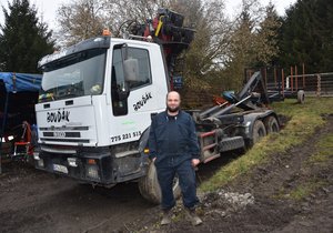 Lukáš u svého kontejnerového vozu Iveco s „rukou“, s kterým pomáhal na Moravě.