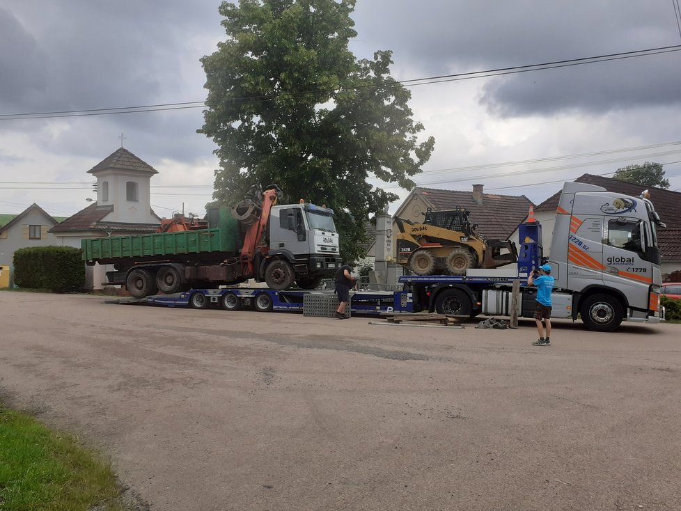 28. června 2021: V Sedlišti na jihu Plzeňska Lukáš nakládá ráno svého „bobíka“ a nákladní vůz s ramenem na kamión a odpoledne je už v Lužici na Moravě.