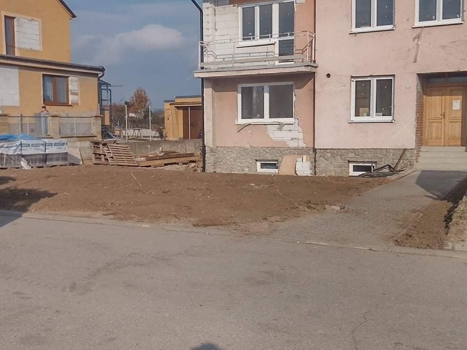 Odklízecí práce v tornádem poničené obci Lužice. Tady už je pozemek vyklizený.