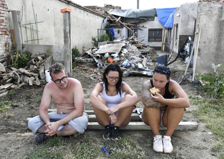 Znavená děvčata pomáhající příbuzným v Moravské Nové Vsi