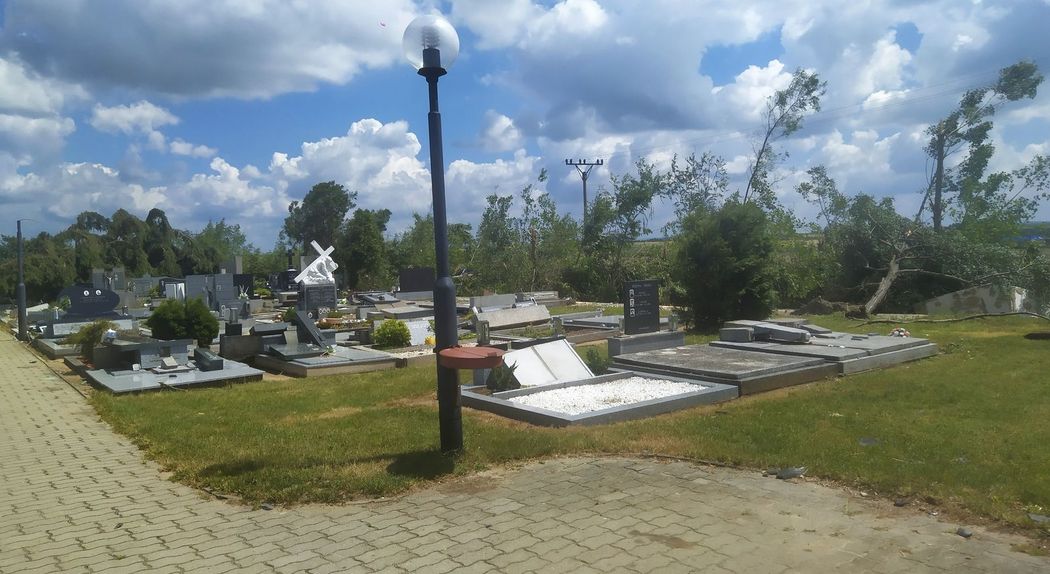 Tornádo zdevastovalo i hroby v Hruškách.