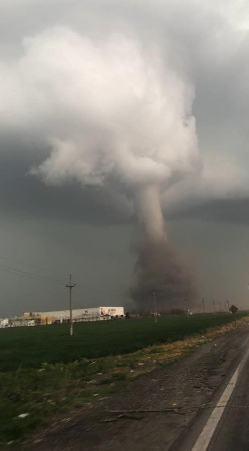 Rumunské město Calarasi zasáhlo tornádo. 12 lidí je zraněných, jedna osoba vážně (30.4 2019)