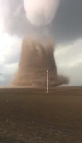 Rumunské město Calarasi zasáhlo tornádo. 12 lidí je zraněných, jedna osoba vážně (30.4 2019)