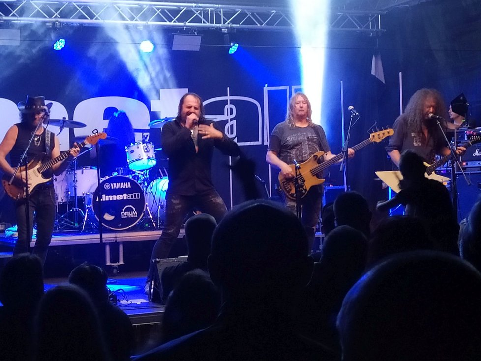 Hardrocková skupina Limetall spojila síly s brněnským Futurem. Výtěžek z úterního koncertu poputuje na konto tornádem zničeného S-centra v Hodoníně.